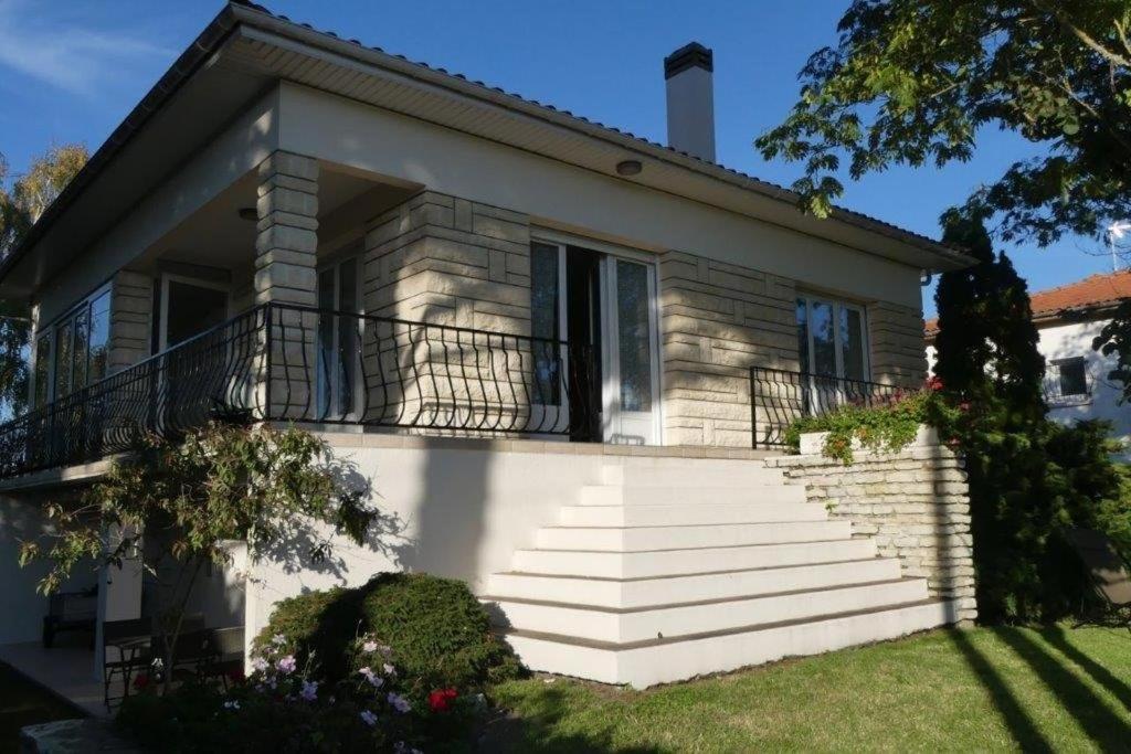 une maison avec des escaliers en face de celle-ci dans l'établissement Saint Georges de Didonne - MAISON SPACIEUSE proche CENTRE VILLE et PLAGE, à Saint-Georges-de-Didonne