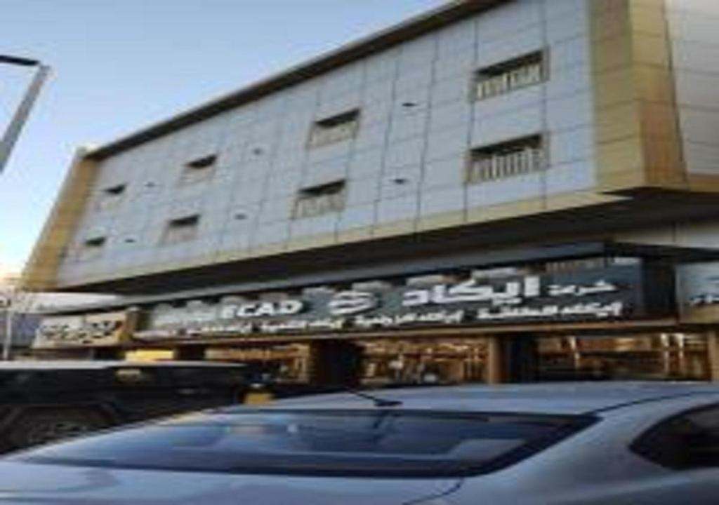 um edifício com um carro estacionado em frente em نجمة حراء للشقق المفروشة em Jidá
