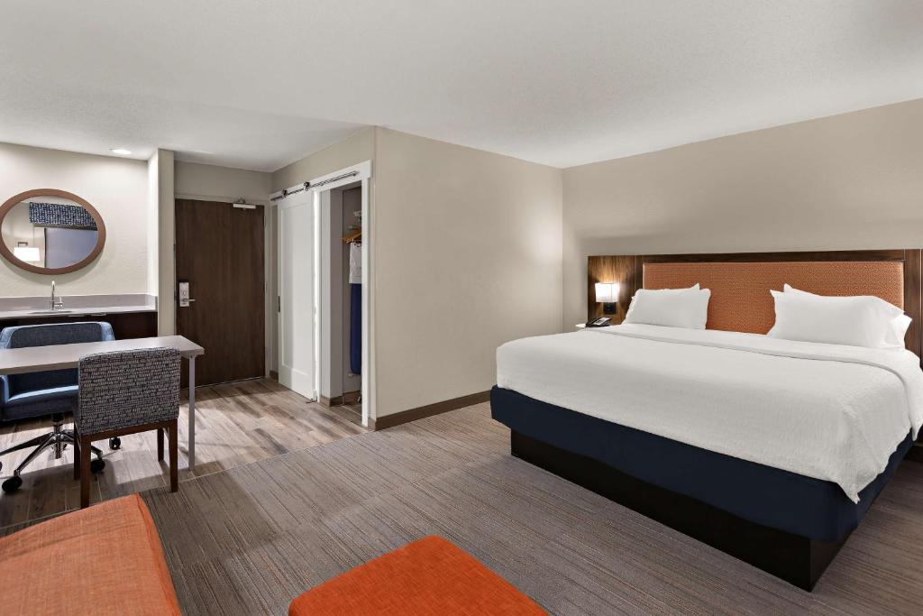 Hampton Inn & Suites Petoskey - King Studio Suite With Sofa Bed - Non-Smoking