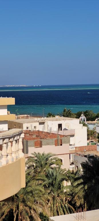 vista su un edificio con l'oceano sullo sfondo di Ahmed House 1 a Safaga