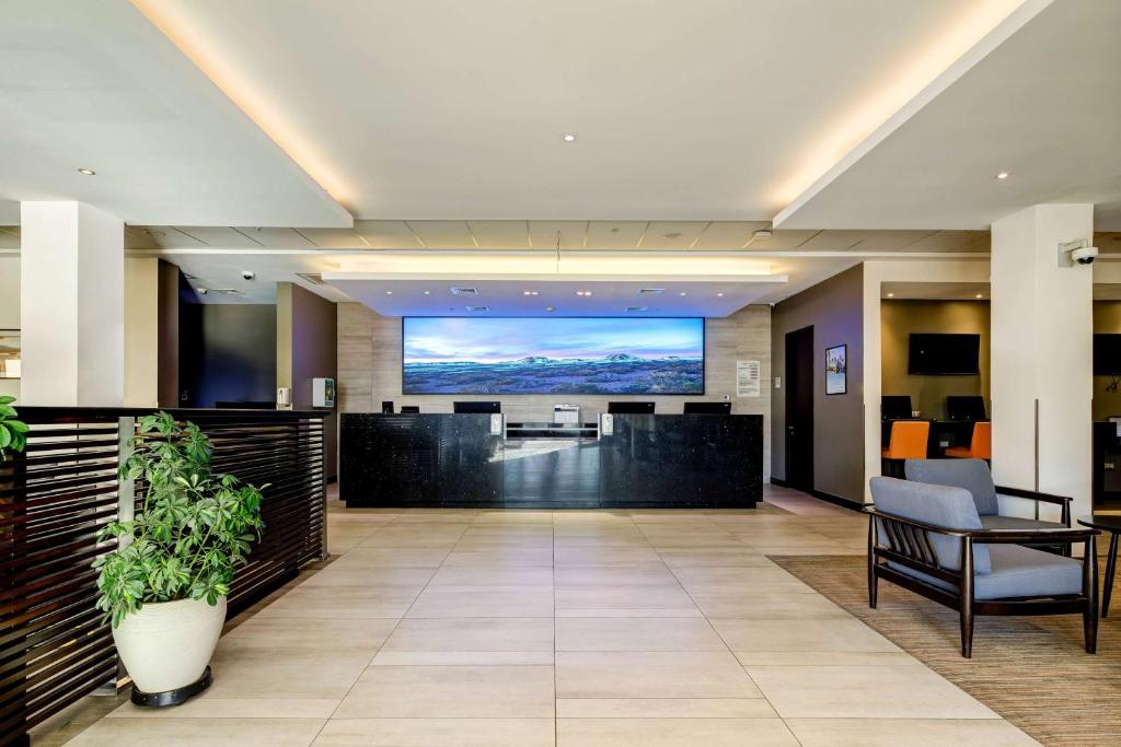 an office lobby with a large screen in the background at La Quinta by Wyndham Santiago Aeropuerto in Santiago