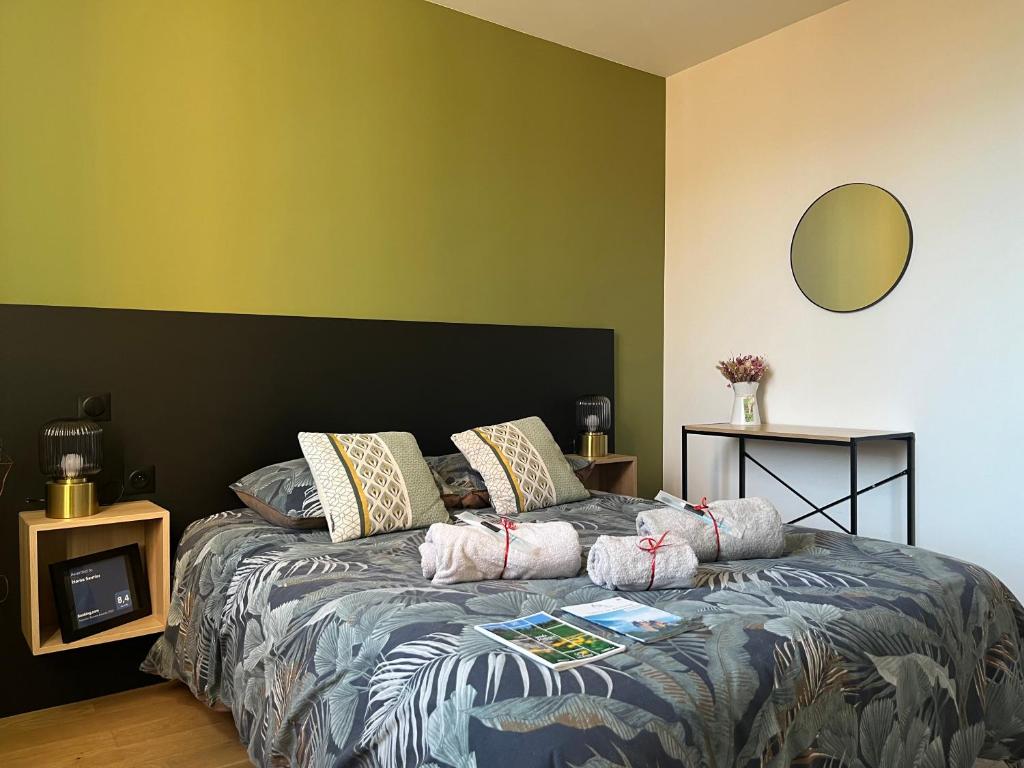 ein Schlafzimmer mit einem großen Bett mit Kissen darauf in der Unterkunft Home Sevrier in Sévrier