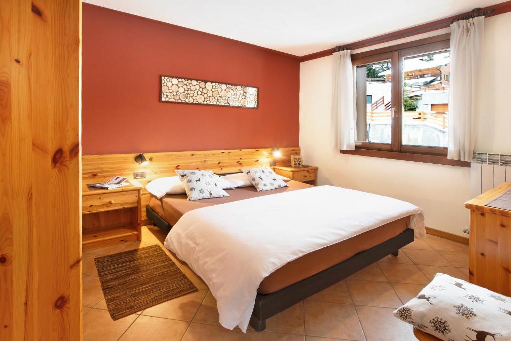 1 dormitorio con 2 camas y ventana en Chalet Primula 7 en Santa Caterina Valfurva