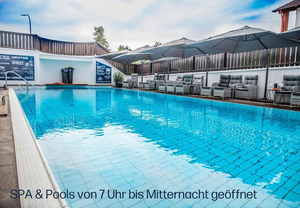 einen Pool in einem Hotel in der Unterkunft Das Aunhamer Suite & Spa Hotel in Bad Griesbach