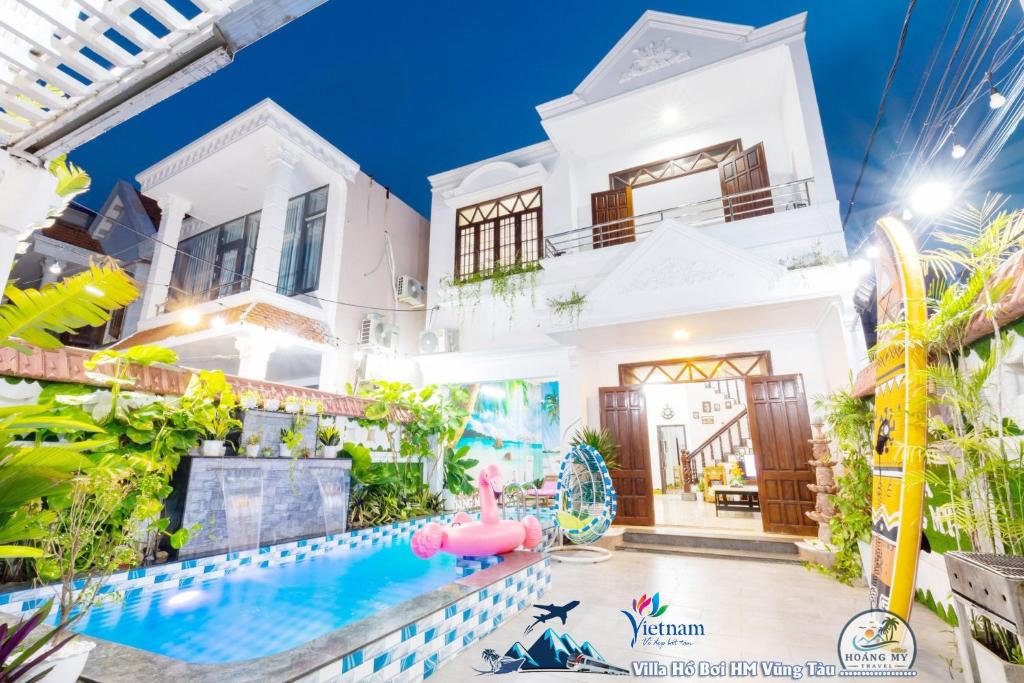 een villa met een zwembad en een waterglijbaan bij Villages Sân Vườn ĐỨC HOÀNG in Vung Tau