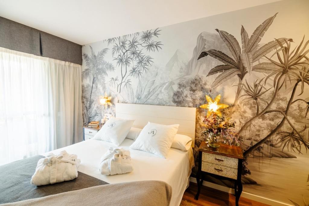 um quarto com uma cama com duas almofadas em Aniana Alojamiento Boutique em Logroño