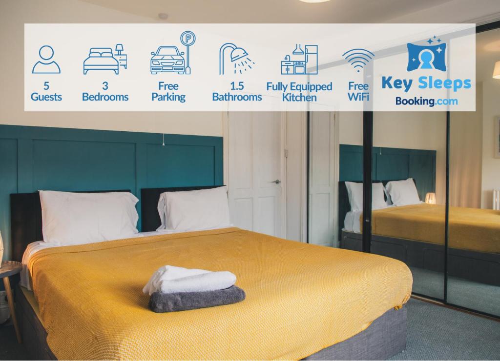 eine Anzeige eines Schlafzimmers mit einem Bett mit gelber Bettwäsche in der Unterkunft Newly Refurbished House with Free Parking in Rugby