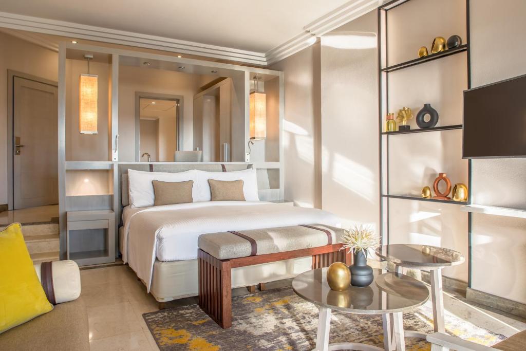 Postel nebo postele na pokoji v ubytování InterContinental Mauritius Resort Balaclava Fort by IHG