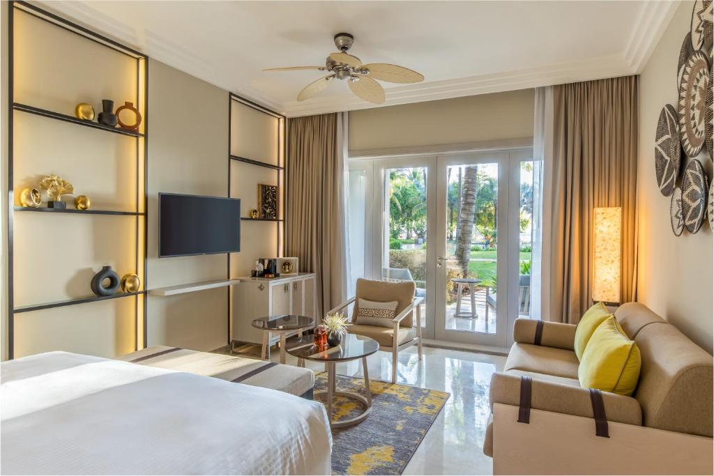TV a/nebo společenská místnost v ubytování InterContinental Mauritius Resort Balaclava Fort by IHG