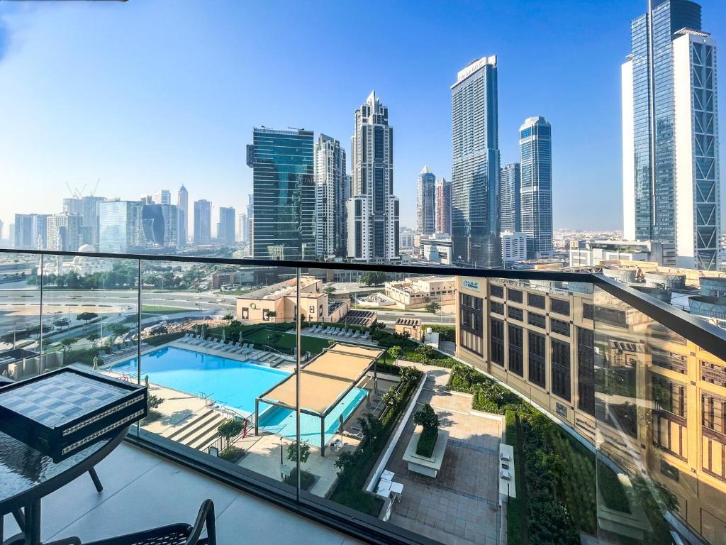 een uitzicht op de skyline van de stad vanuit een gebouw bij Amazing Apartment with City Views in Downtown 164BC-2 in Dubai