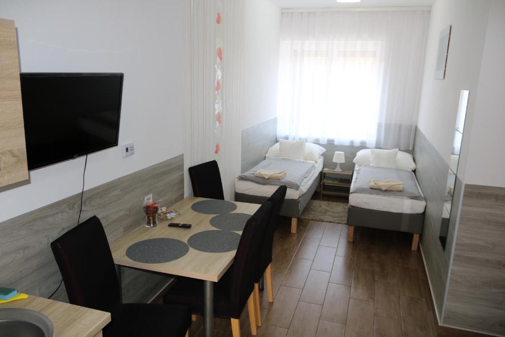 comedor con mesa y habitación con cama en Hortobágyi Kemencés Vendégház, en Hortobágy