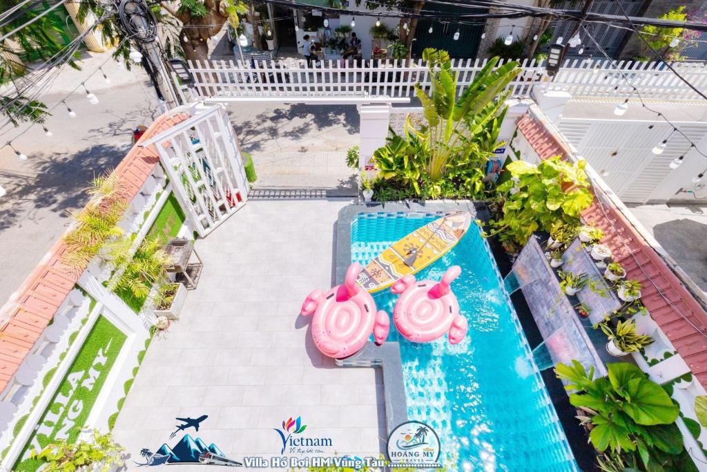 an overhead view of a pool at a resort at VILLAGES ĐĂNG KHOA CÔNG VIÊN BÃI SAU Vũng Tàu Xanh in Vung Tau