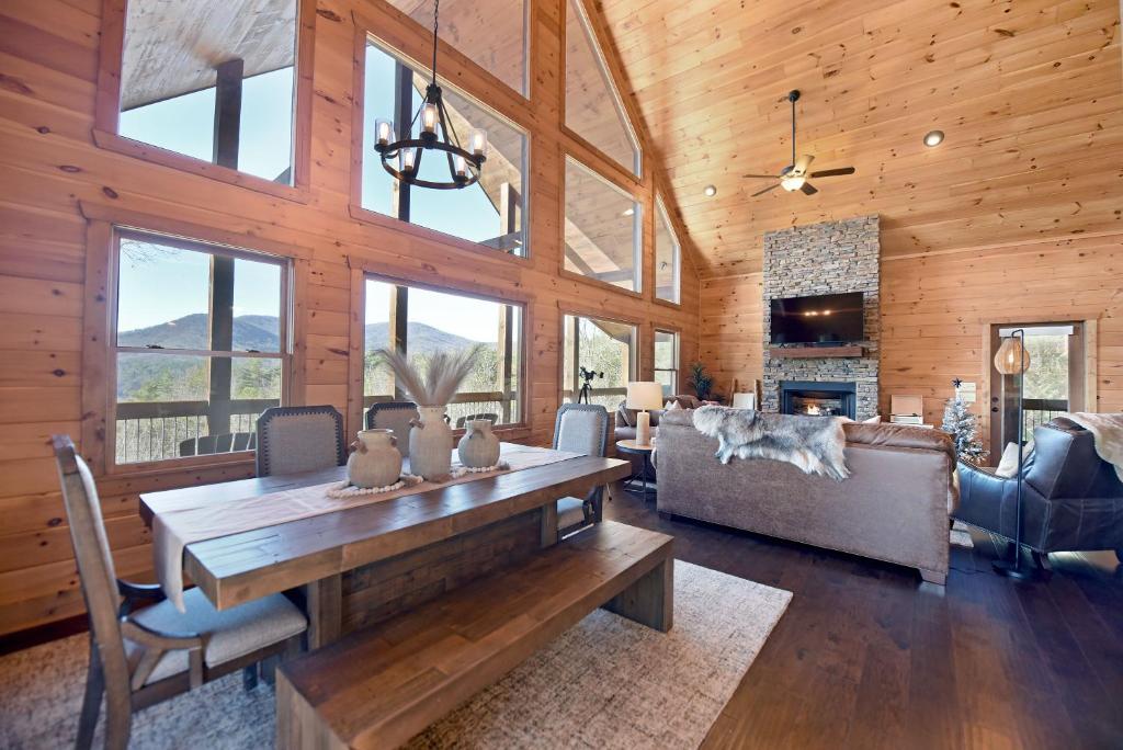 Reset Ridge Mountain view, hot tub, fire pit, game room, Blue Ridge