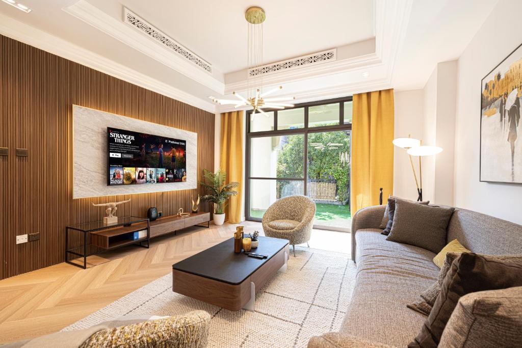 - un salon avec un canapé et une télévision dans l'établissement 2 Bed- Family friendly, Private Jacuzzi - Dubai Mall, à Dubaï