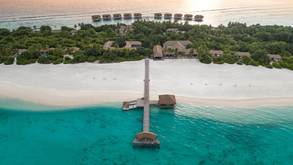 una vista aerea di un'isola nell'oceano di Noku Maldives a Manadhoo