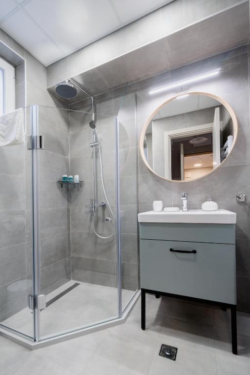 8th Hill Apartments - Queen Studio