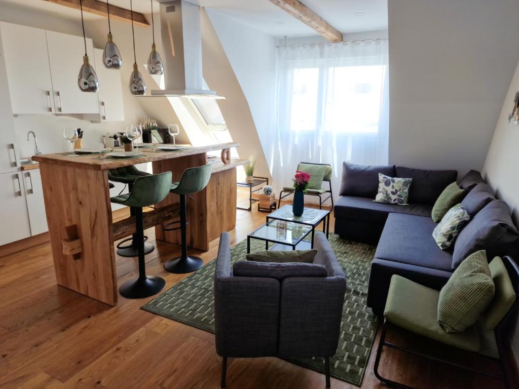 Istumisnurk majutusasutuses Newly renovated 3 bedroom Apartment with AC and bath tub
