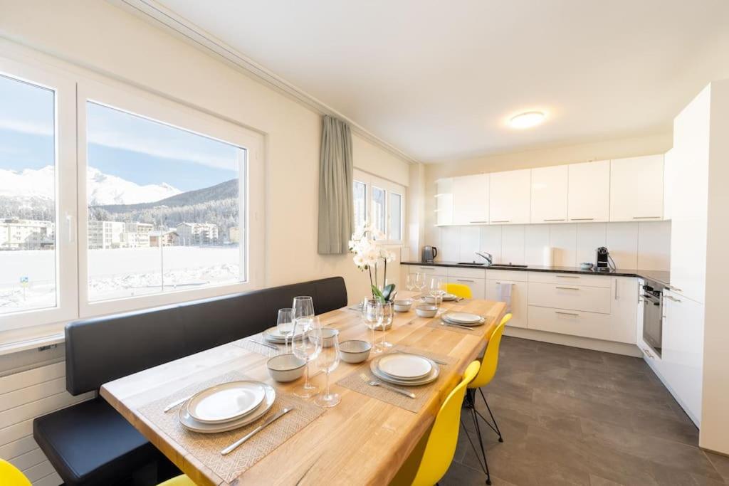 comedor con mesa con sillas y cocina en Idyllic apartment in St. Moritz, en St. Moritz