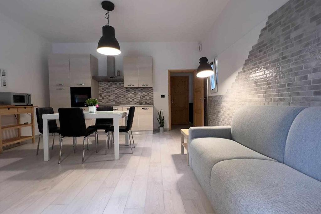 un soggiorno con divano e tavolo di CasaLina Appartamento a Santa Croce sullʼ Arno
