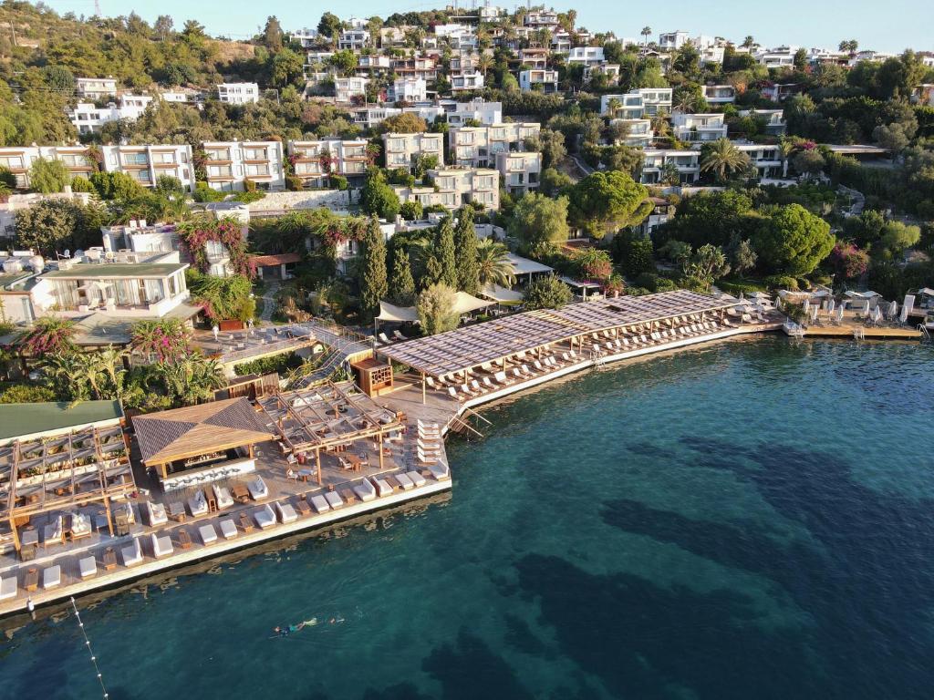 una vista aerea di un resort sull'acqua di No81 Hotel a Golturkbuku