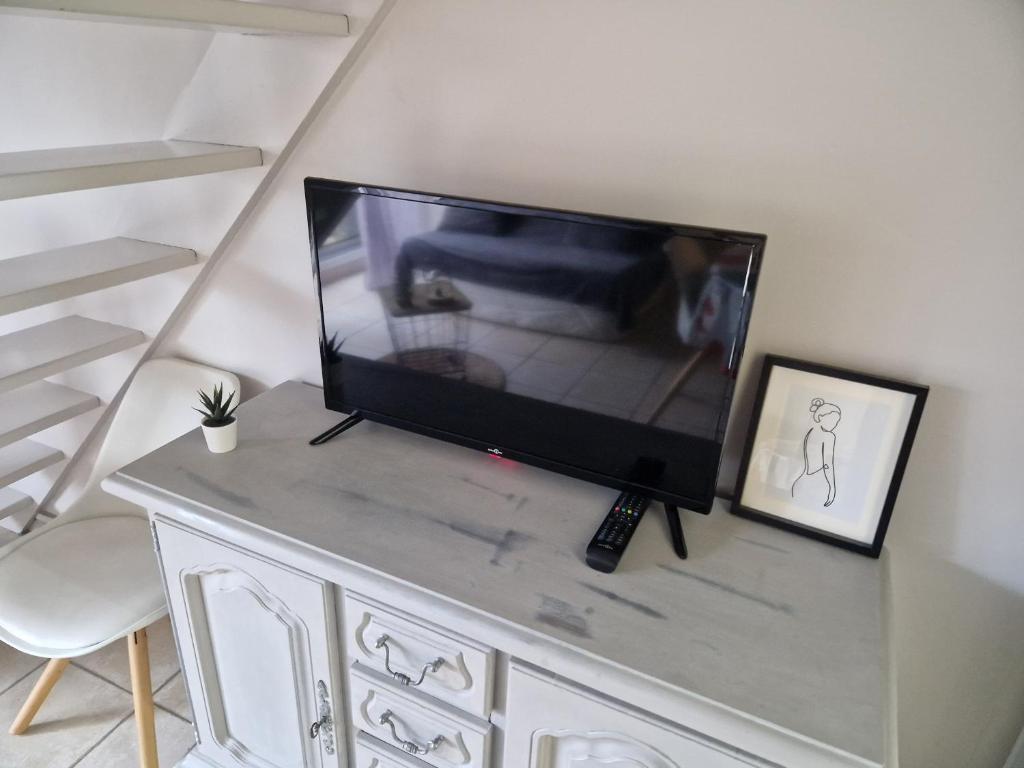 TV tai viihdekeskus majoituspaikassa Appartement Balcon Centre Cabourg