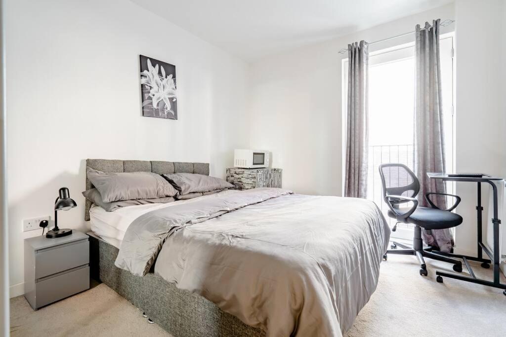 1 dormitorio con cama, escritorio y silla en Charming room in the Heart of London, en Londres