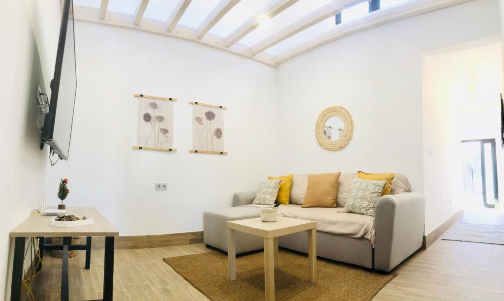 een woonkamer met een bank en een tafel bij Apartment Alegria in Mozaga in Mozaga