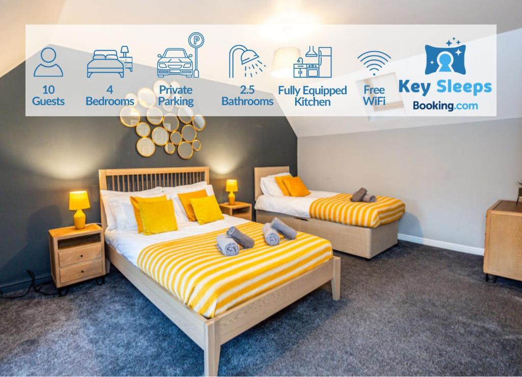 2 Betten in einem Zimmer mit gelber und weißer Bettwäsche in der Unterkunft Airport LPL - Driveway Parking - Garden in Widnes