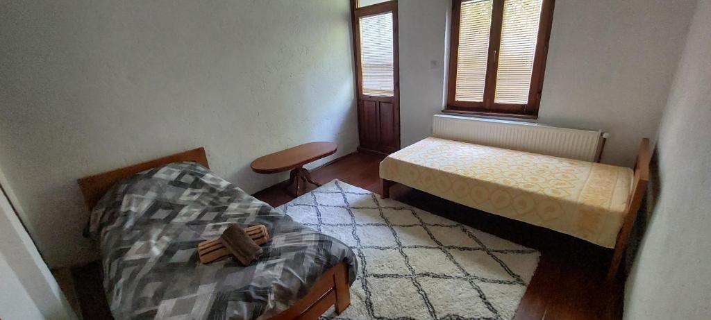 Habitación pequeña con 2 camas y ventana en Apartment V&D, en Berovo