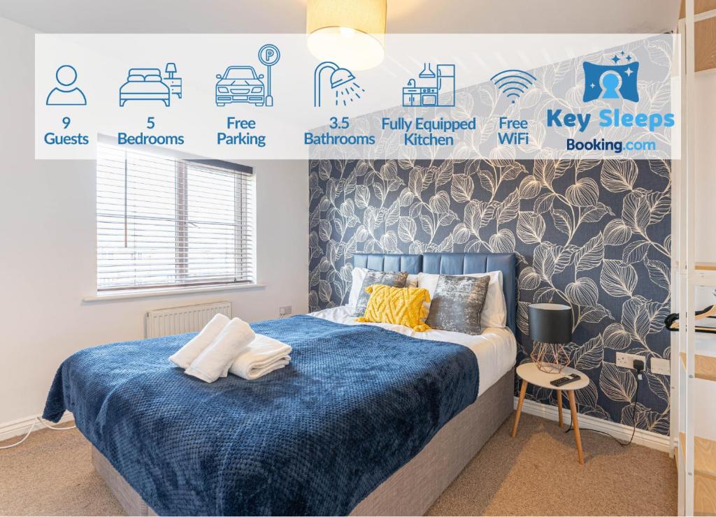een slaapkamer met een bed met een blauw dekbed bij Newly Refurbished Townhouse, Free Parking & Garden in New Bilton