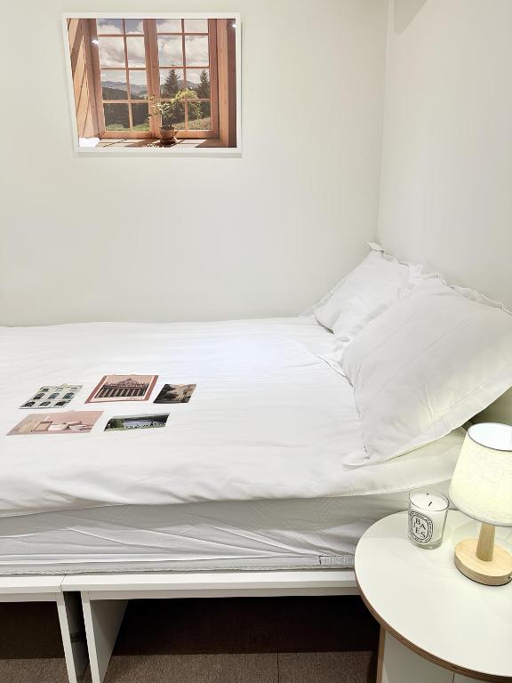 Postel nebo postele na pokoji v ubytování SSH Ikseon peter cat Hostel