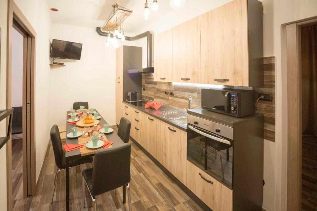 サンタ・クローチェ・スルアーノにあるCasAlfredo Appartamentoの小さなキッチン(テーブル、電子レンジ付)
