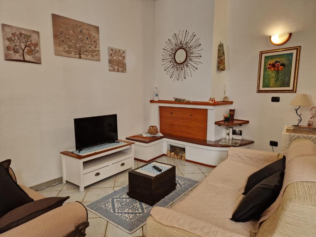 uma sala de estar com um sofá e uma televisão em Sa Prenda em Nuoro