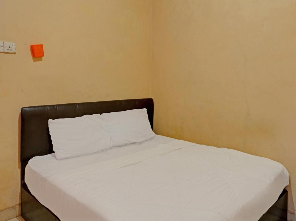 Katil atau katil-katil dalam bilik di SPOT ON 92875 Pelita Stay