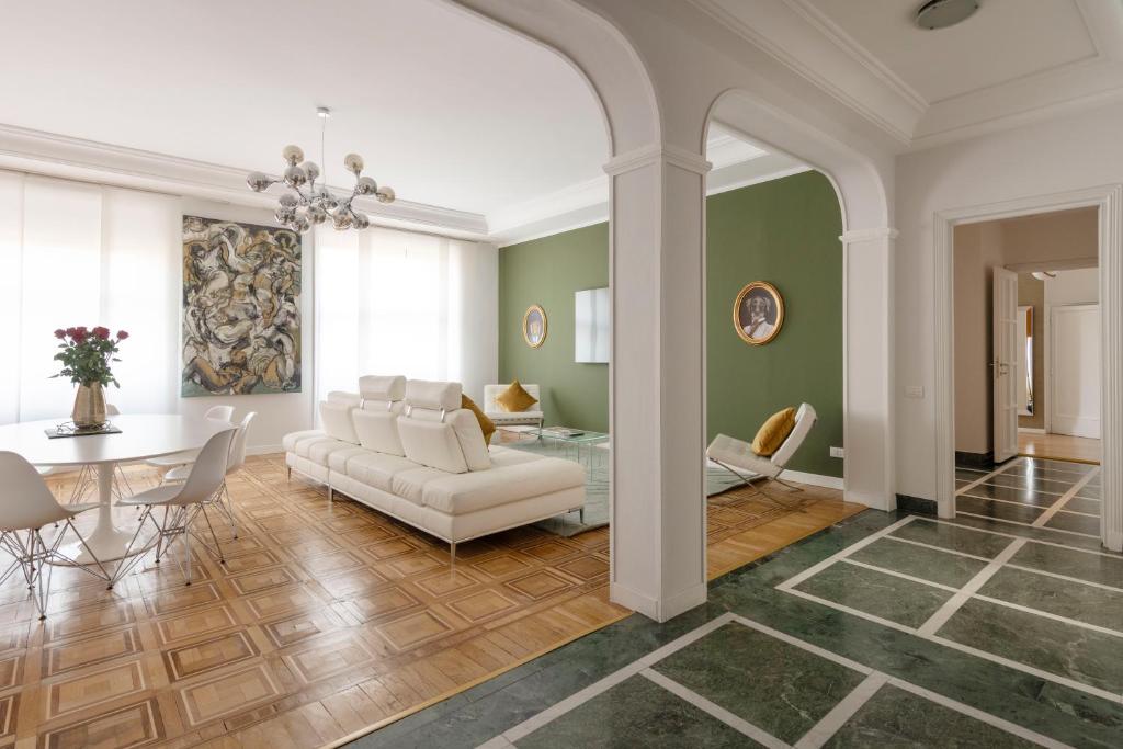 ein Wohnzimmer mit einem weißen Sofa und einem Tisch in der Unterkunft Heart Milan Apartments Duomo District in Mailand