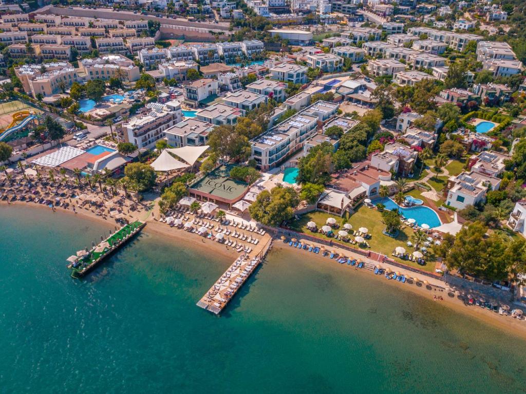 una vista aérea de una playa con un complejo en InOne Mucho Selection Hotel, en Gümbet