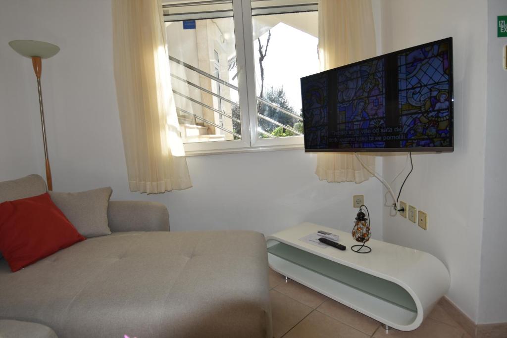 Televízia a/alebo spoločenská miestnosť v ubytovaní Villa NADA
