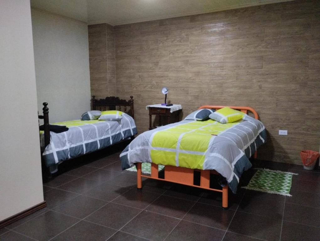 1 dormitorio con 2 camas en una habitación en Villa Victoria en Machachi