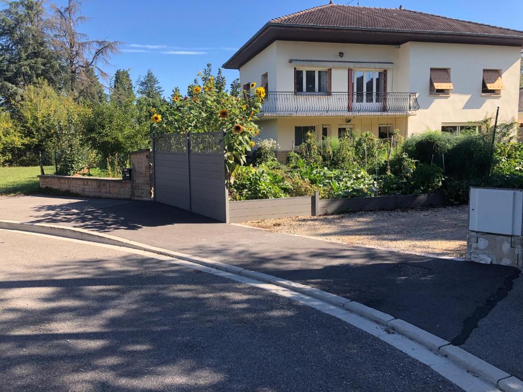 a house with a gate in front of a driveway at Appartement 3 chambres in Bourg-en-Bresse