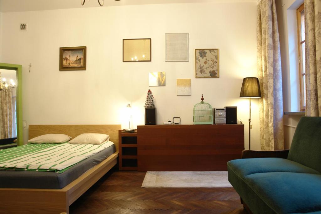sypialnia z łóżkiem, komodą i kanapą w obiekcie Home in the Old Town w Warszawie