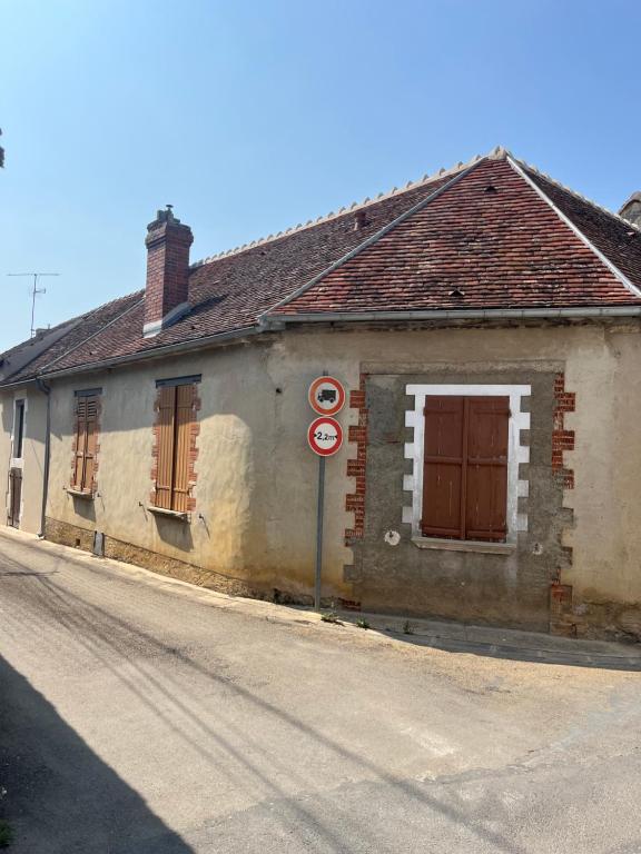 an old building on the side of a street at Maison de village à maligny 89 in Maligny