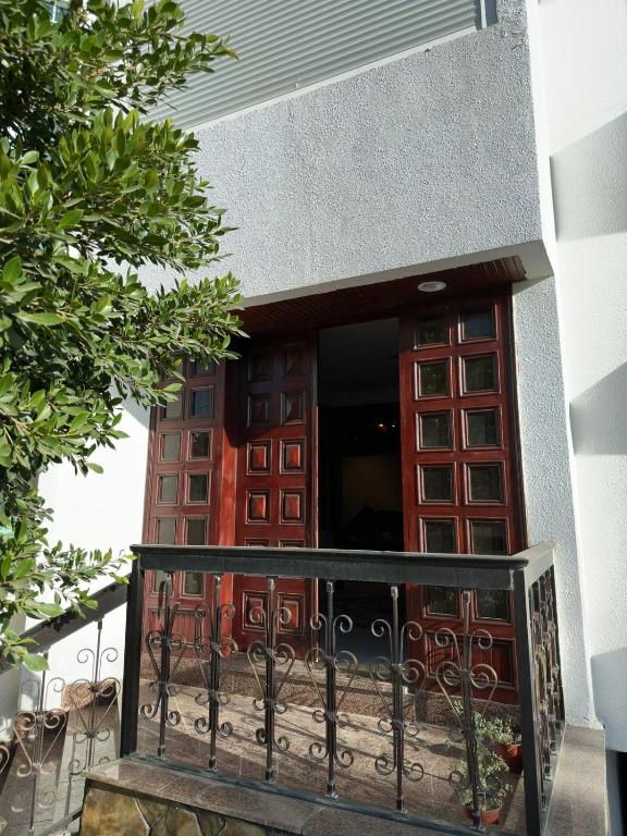uma entrada para um edifício com uma porta de madeira em مساكن الدار 15 em Abha