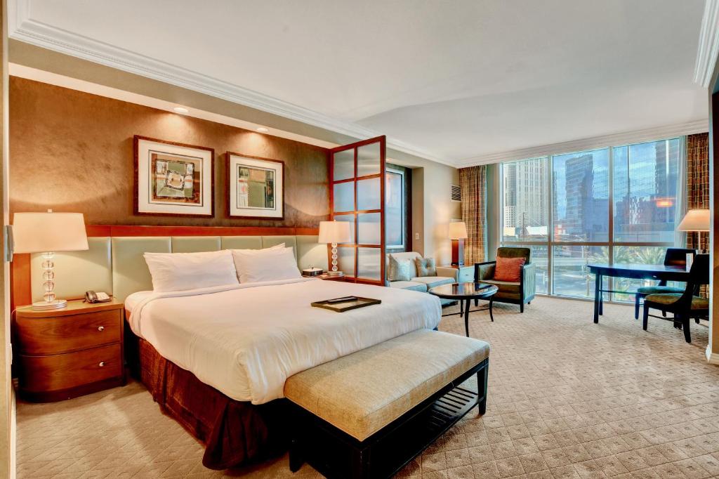 una grande camera d'albergo con letto e scrivania di Strip View Suites - No Resort Fee ! a Las Vegas