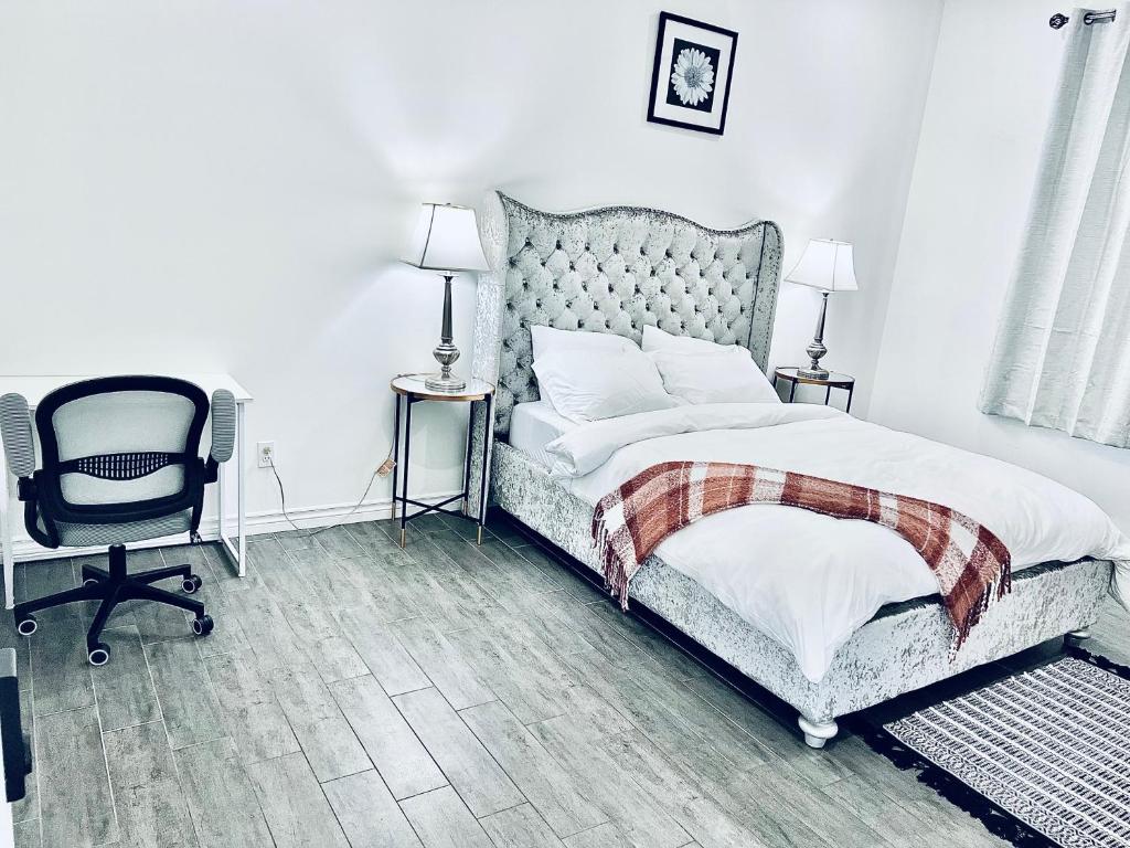 um quarto com uma cama, uma secretária e uma cadeira em Lavida Luxury Room #1 in London em London