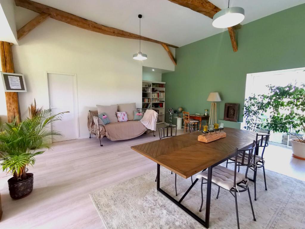 - un salon avec une table et un canapé dans l'établissement Clos de la source, à Saint-Martin-du-Bois