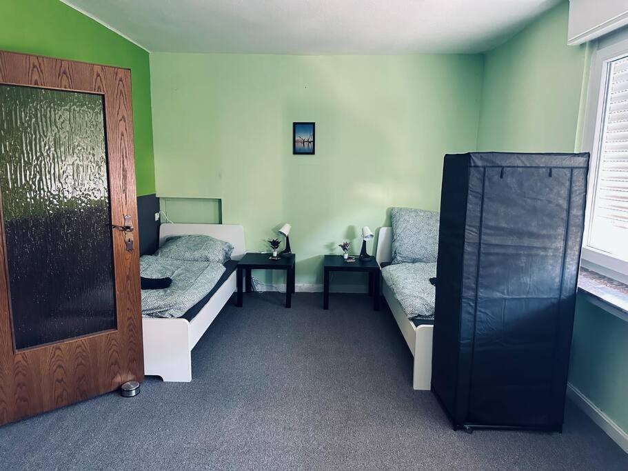 une chambre à l'hôpital avec deux lits et une fenêtre dans l'établissement Personalunterkunft in Bad Bentheim bis 14 Personen, à Bad Bentheim