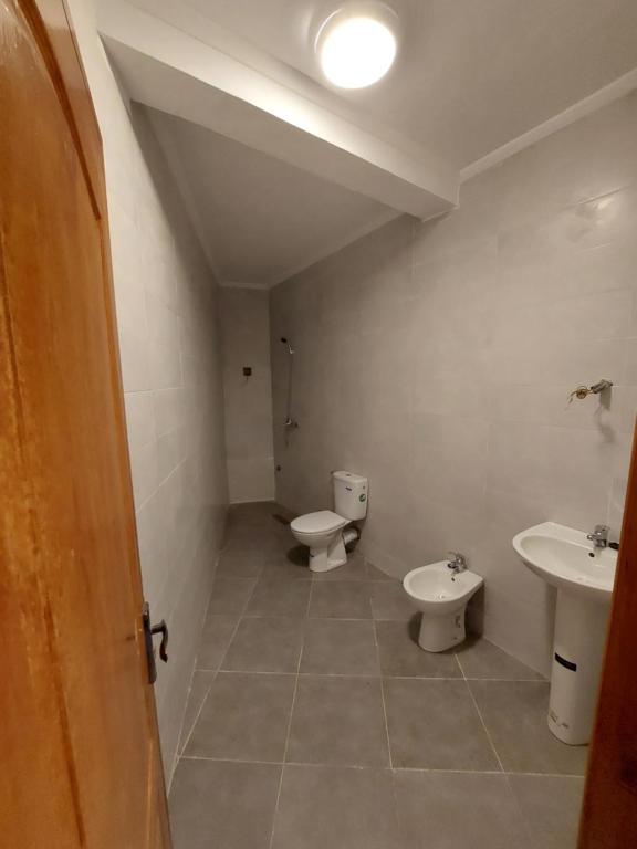 La salle de bains est pourvue de 2 toilettes et d'un lavabo. dans l'établissement Tanja balia N°13, à Tanger