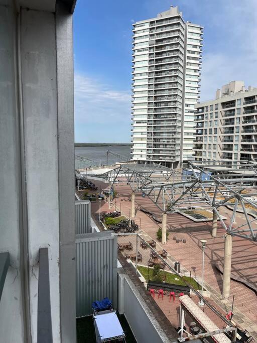 vistas a una ciudad con edificios altos y al océano en Puerto Norte en Rosario