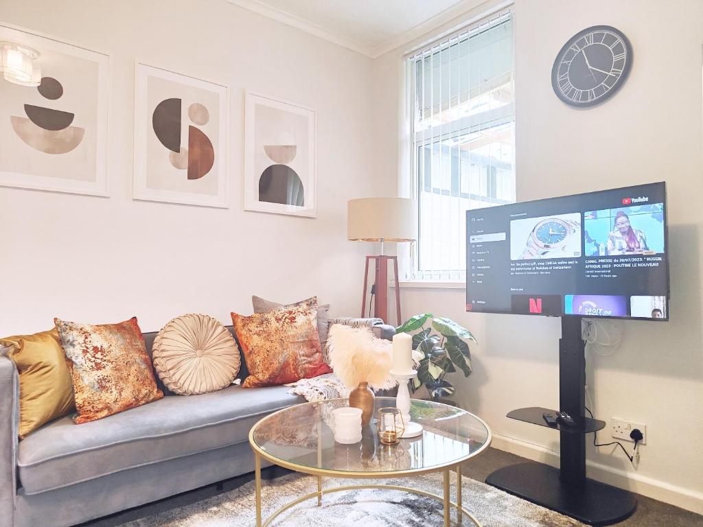 a living room with a couch and a tv at Large 3 bed House Wolverhampton Families and Contractors in Wolverhampton