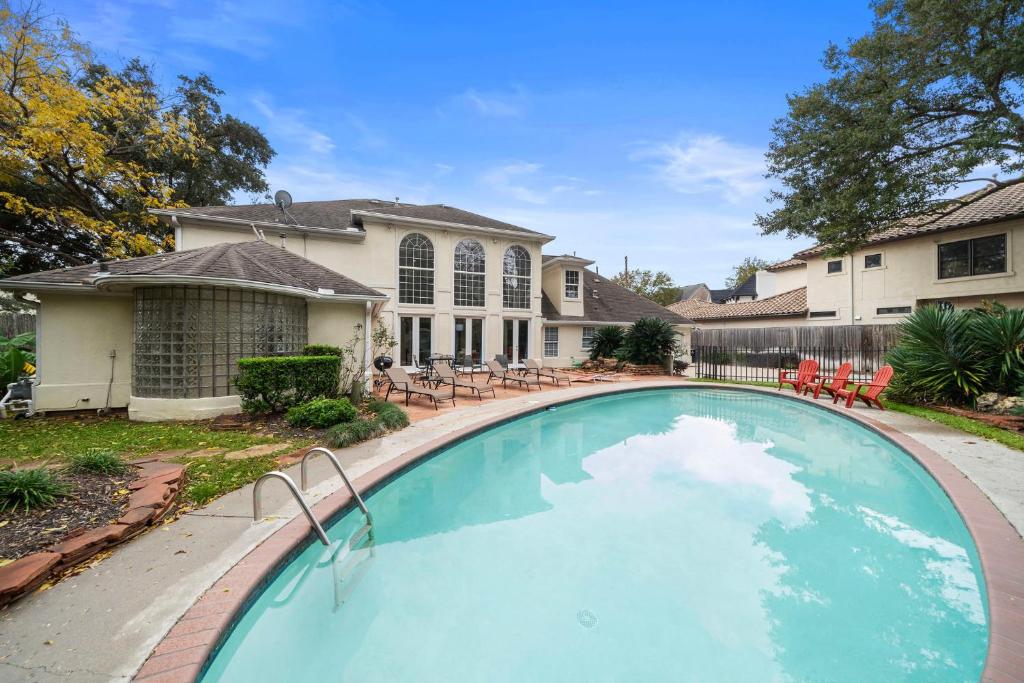 een zwembad voor een huis bij Galleria Pool Games Movie Poker Room Sleep 16 in Houston